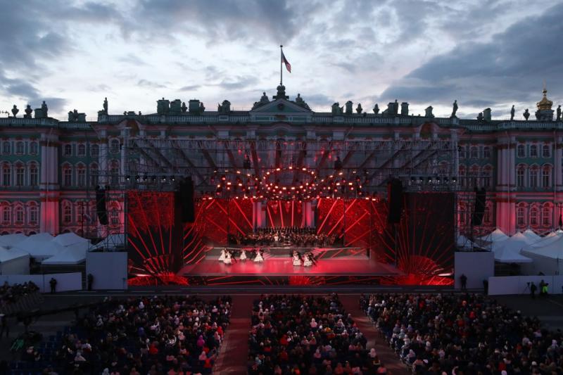 Александр Бельский поздравил гостей концерта «Классика на Дворцовой» dlvr.it/SRDjlD <a href="/spbzaks/">ЗакС СПб</a>