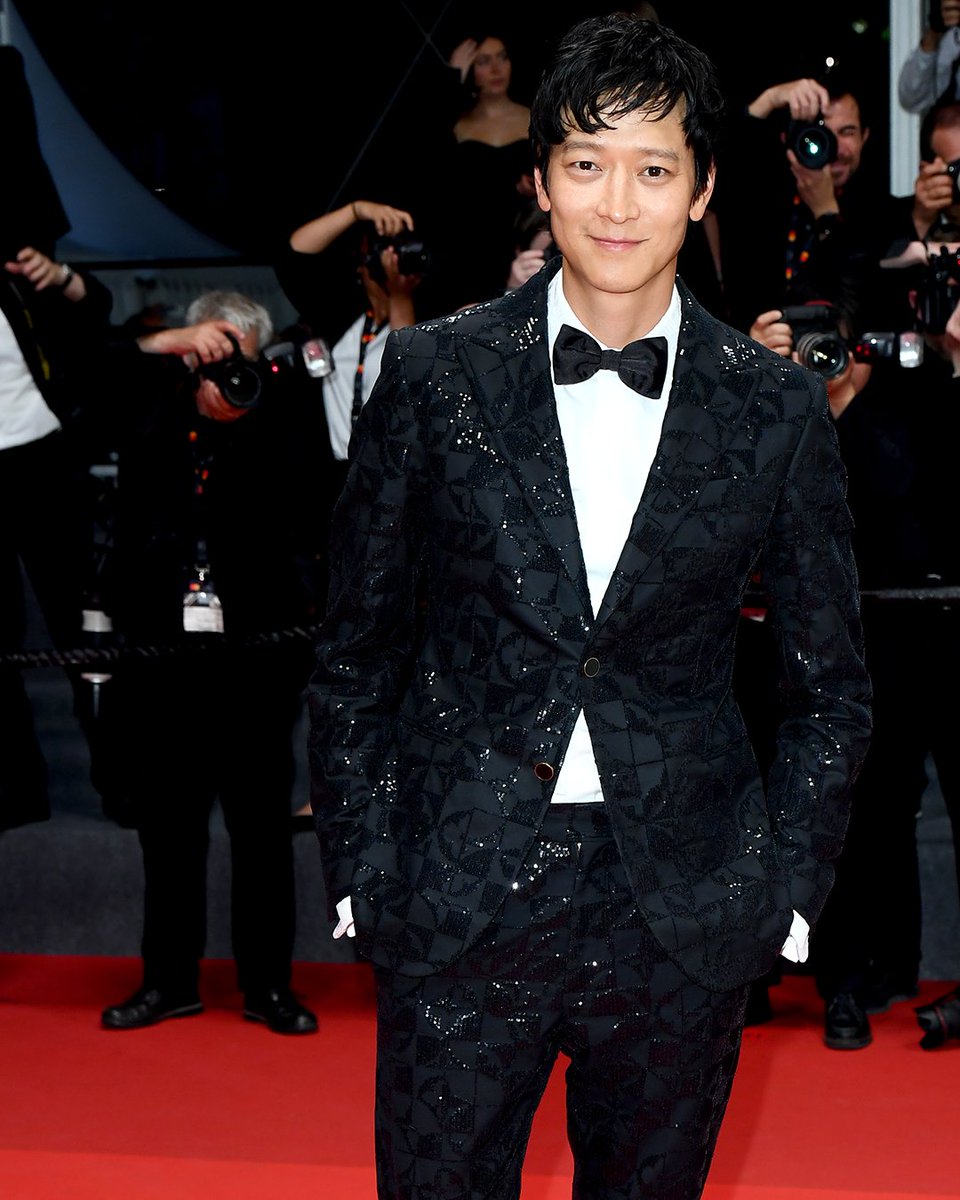 LouisVuitton's tweet photo. #DongWonGang wearing #LouisVuitton to the “Broker” Premiere at the 75th Annual #CannesFilmFestival. The actor wore black tuxedo embroidered with black mini paillettes, a white silk shirt and a satin bow tie. #Cannes2022 https://t.co/DHMzuLPkmV