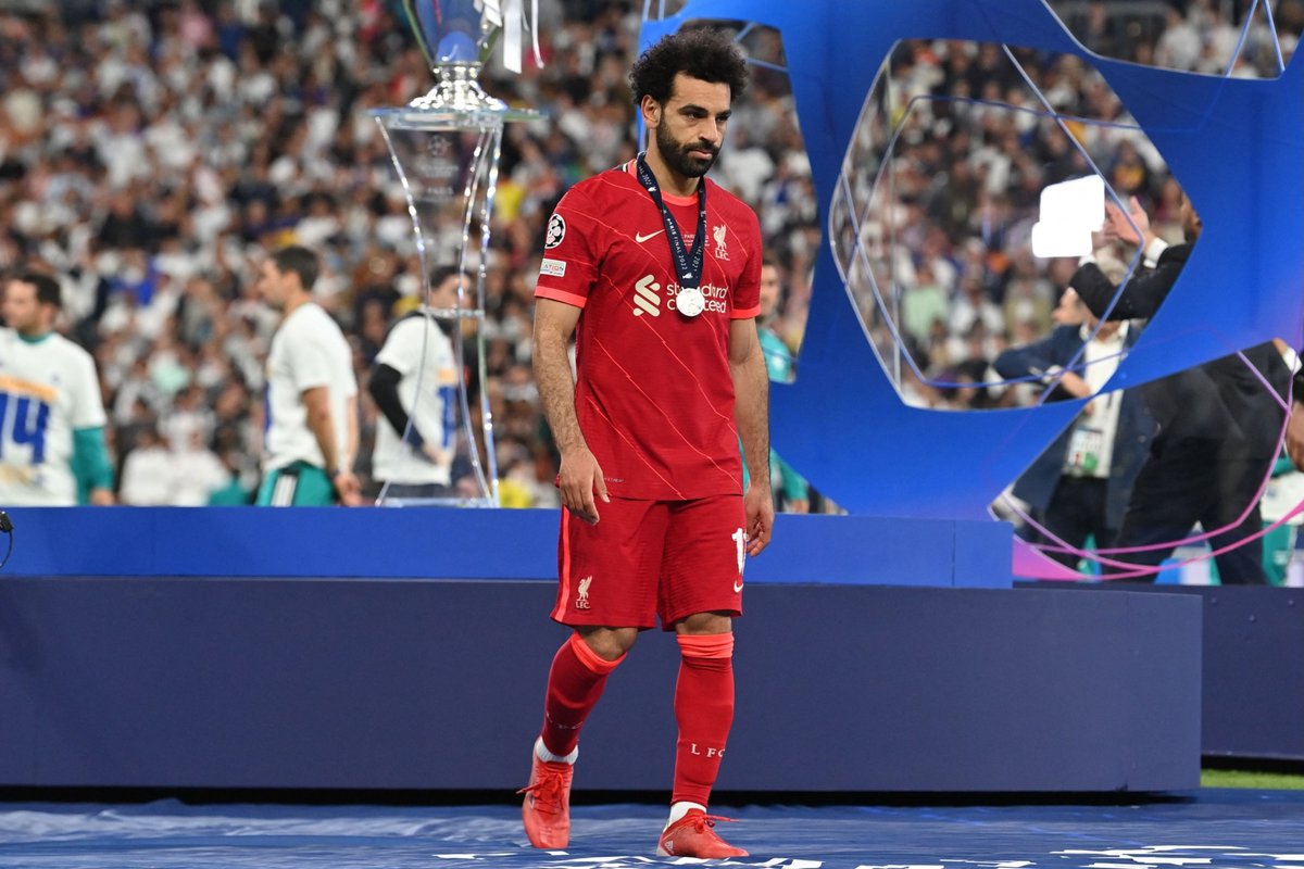 FilGoal's tweet photo. محمد صلاح بعد استلامه الميدالية الفضية 🥈
#UCLfinal https://t.co/j5RUs5Cdzz
