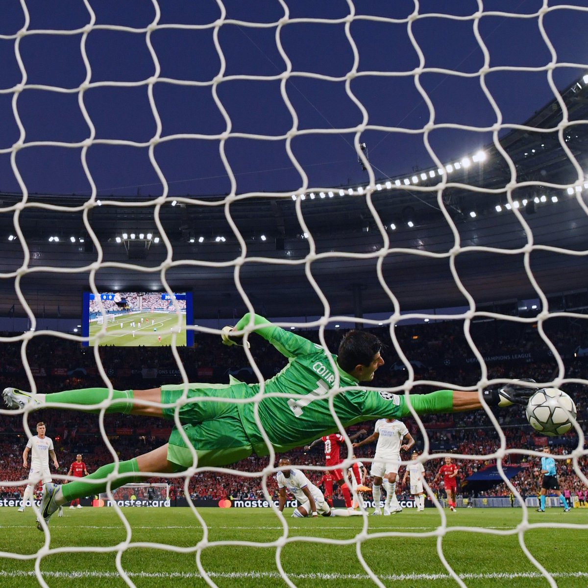arqueros1x1's tweet photo. Real Madrid 🇪🇦 tiene la #ChampionsLeague en gran parte por que en el arco tiene un fuera de serie.
Courtois 🇧🇪 genio, figura y salvador. https://t.co/ewJrA6xZLx