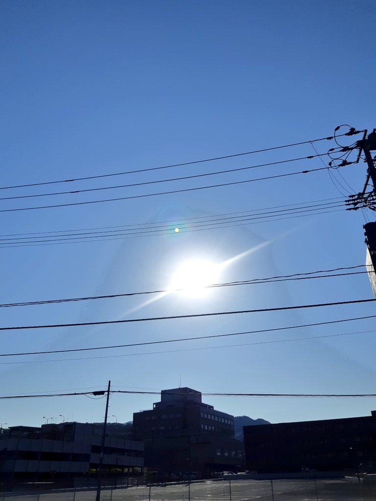 NJlVZyOEvNt8T5H's tweet photo. 会いたい時は空を見ろ
韓国と日本
近い様で遠い
途中には川や山があり
行き止まり
でも空は
何処までも繋がっているから
あなたの言葉を思い出す
あの日と同じ青空です
あなたが帰って来た日
空を見上げ
あなたを想うよ🍀
#チャン・グンソク
#同じ空の下
#jks_0529
#私はうなぎ_JKSFM2022
#Bloomig https://t.co/eKRw7xwRhM