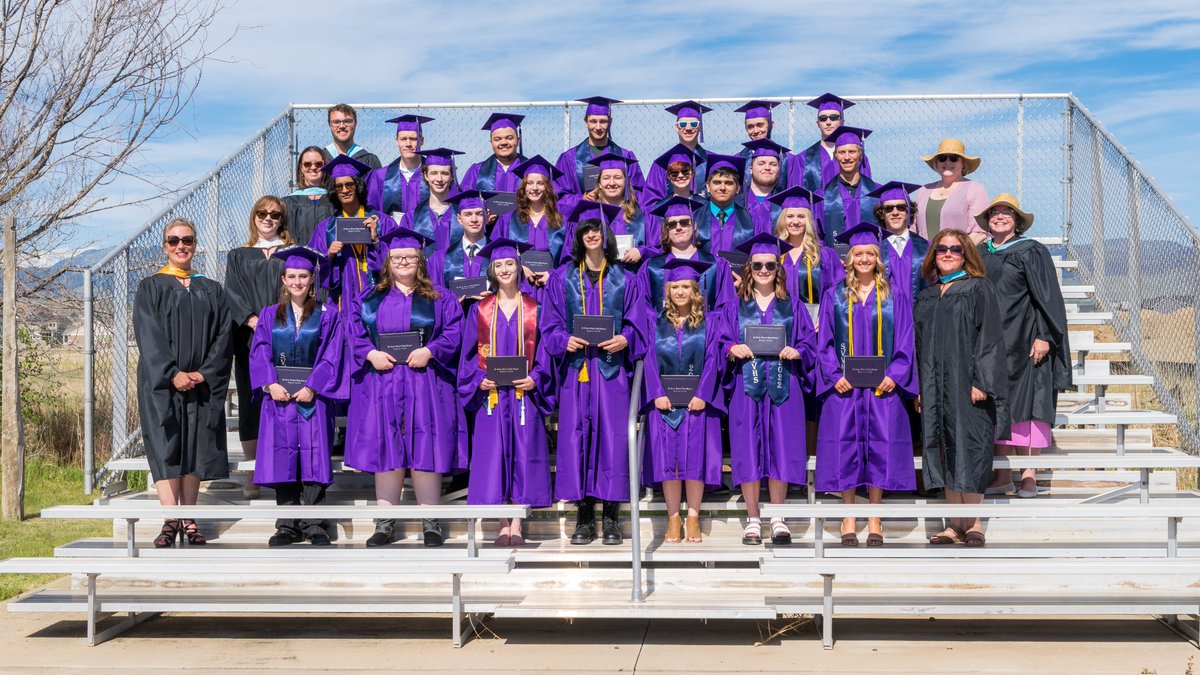 SVVSD's tweet photo. Congratulations #Classof2022 St. Vrain Virtual High School graduates. We are so proud of you! 🎓👏
@SSvvsd #StVrainStorm 

📸 View and download the photos: https://t.co/Tov6JPqa9O https://t.co/znnxv6tCCx