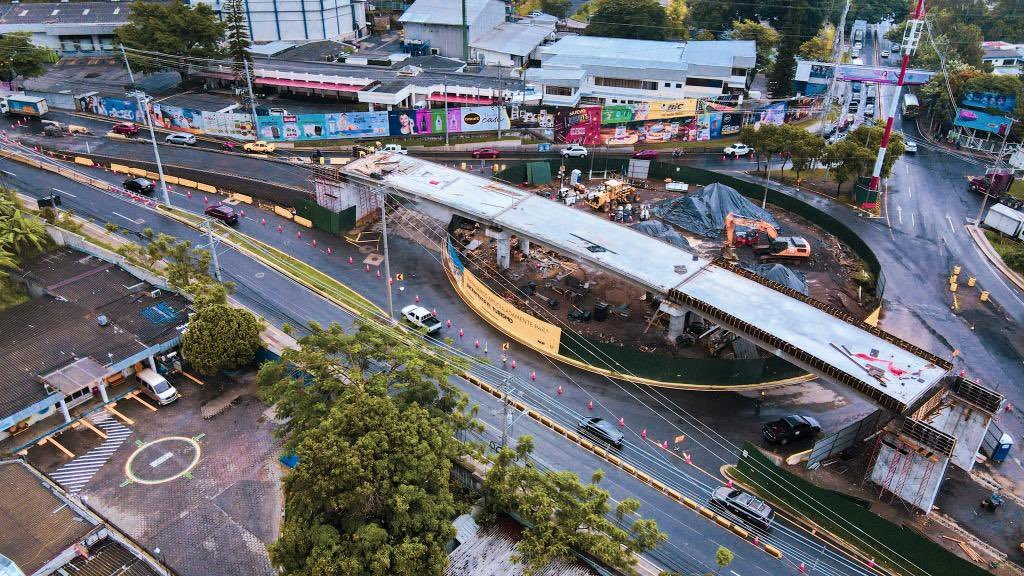 NoticieroSLV's tweet photo. Los equipos del Ministerio de @ObrasPublicasSV avanzan en la construcción del paso elevado en el redondel Utila.

La infraestructura es parte de la modernización vial, para facilitar el paso de los ciudadanos. https://t.co/j2gQhfCxpG