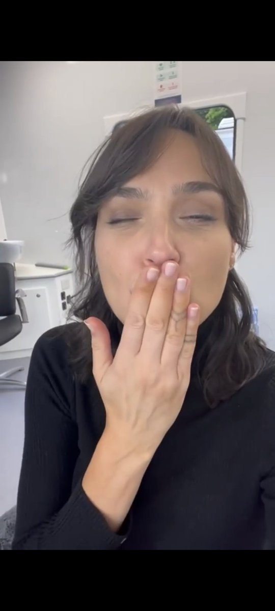GGadotBR's tweet photo. 📸 Vale notar no vídeo do twit anterior a caracterização de Gal Gadot como Rachel Stone em "Heart of Stone": as tatuagens nos dedos!!! https://t.co/DgoRpXarUD