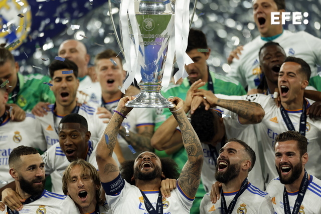 EFEdeportes's tweet photo. 🏆 Marcelo levanta la decimocuarta al cielo de París. #UCLfinal | 📸 Yoan Valat https://t.co/tkBzjKtS6v