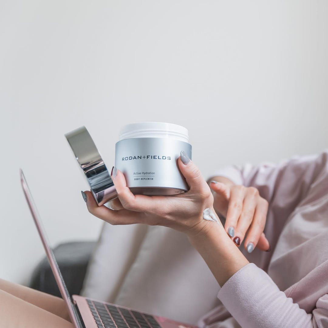 stefhamp's tweet photo. AHBR Application Shot - All-over hydration. Get younger-looking, younger-acting skin with our breakthrough body moisturizer that instantly + continuously hydrates. https://t.co/bECM9d4RQ7