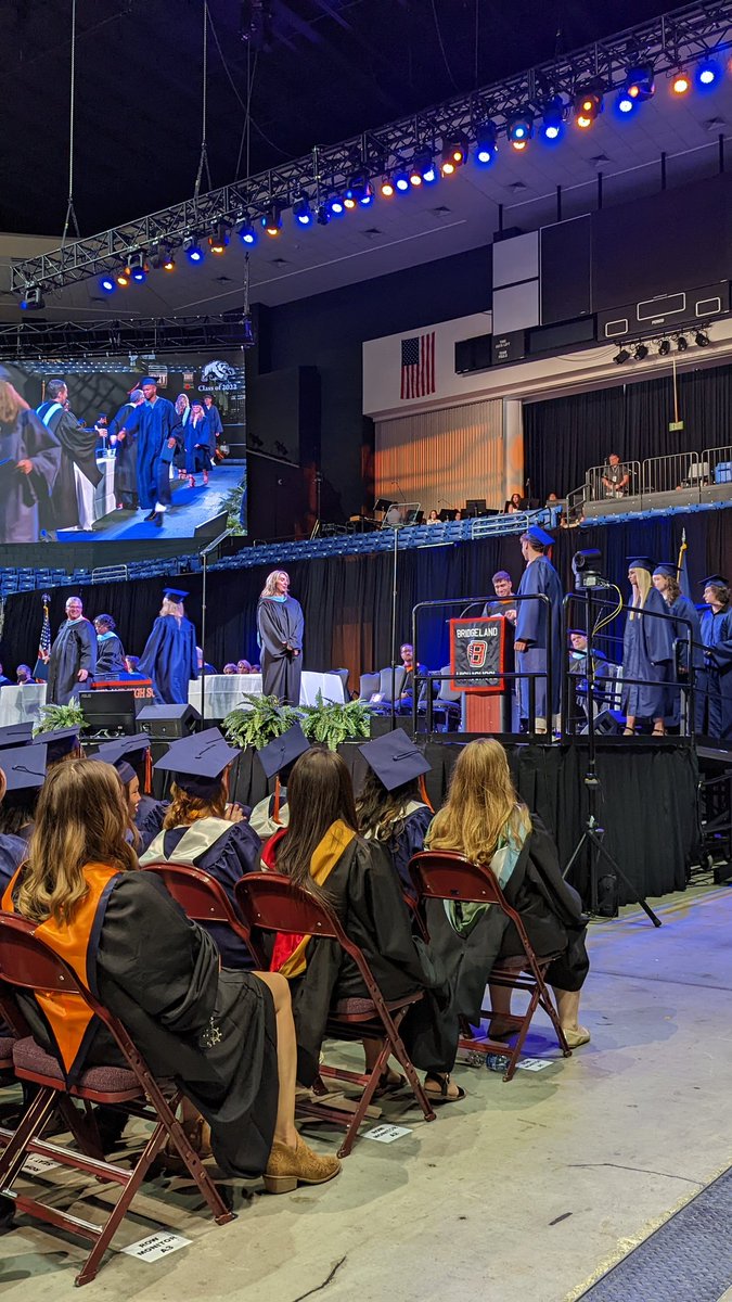 MsYoung_Teaches's tweet photo. Stick a for in 'em! They're DONE!🎉🎓🐻💙🧡 Bridgeland High School's Class of 2022 is out! #BearsOut ✌🏾#BridgelandBest https://t.co/HVw6U9Borx
