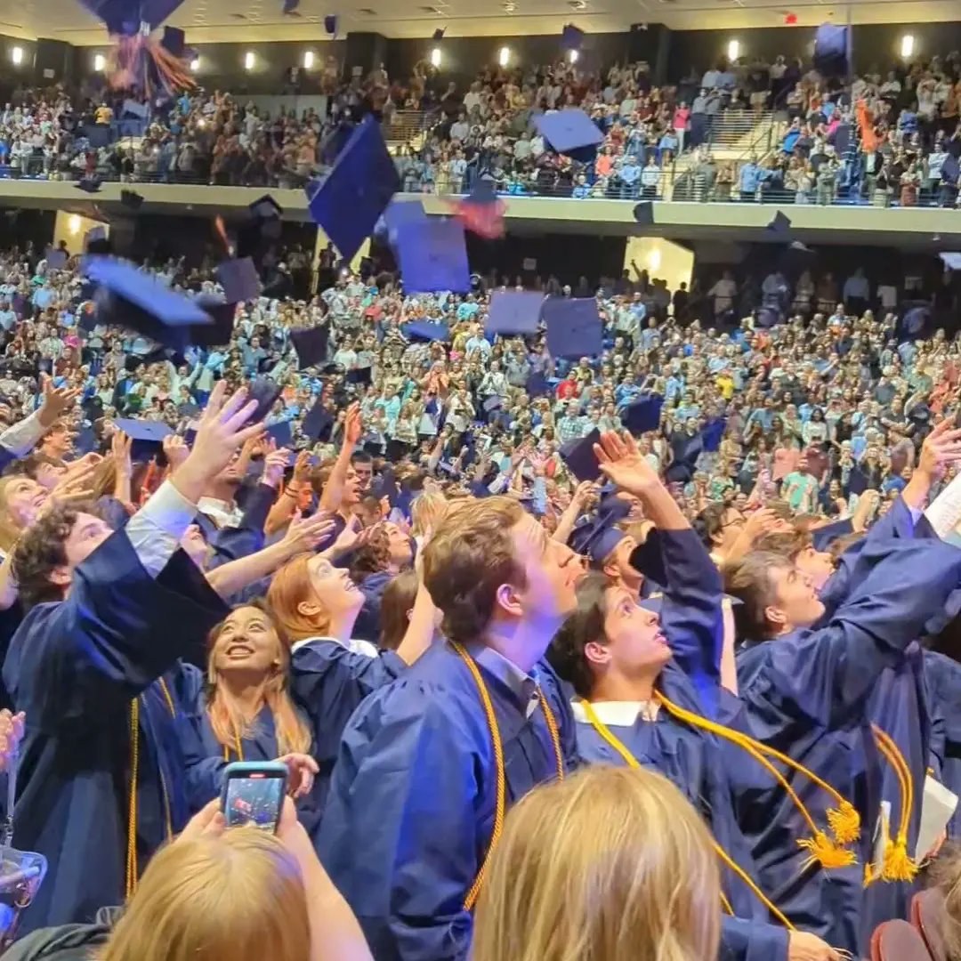MsYoung_Teaches's tweet photo. Stick a for in 'em! They're DONE!🎉🎓🐻💙🧡 Bridgeland High School's Class of 2022 is out! #BearsOut ✌🏾#BridgelandBest https://t.co/HVw6U9Borx