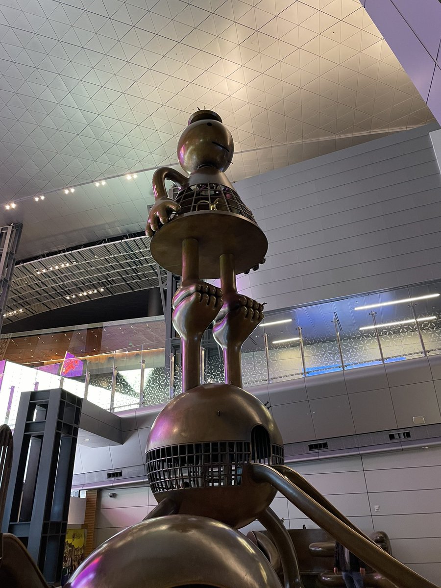 Los aeropuertos son espacios ideales para exponer arte frente a sus millones de pasajeros. Espectacular este aeropuerto de #Qatar
