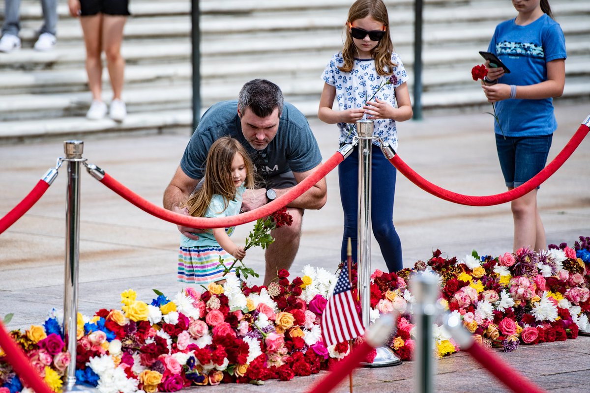 ArlingtonNatl's tweet photo. Thank you to everyone who came out today for the inaugural Flowers of Remembrance Day. Visitors were given the opportunity to cross the plaza and place a flower in front of the Tomb of the Unknown Soldier to honor those who sacrificed their lives for our country.

#HonorThem https://t.co/IZxulyiul3