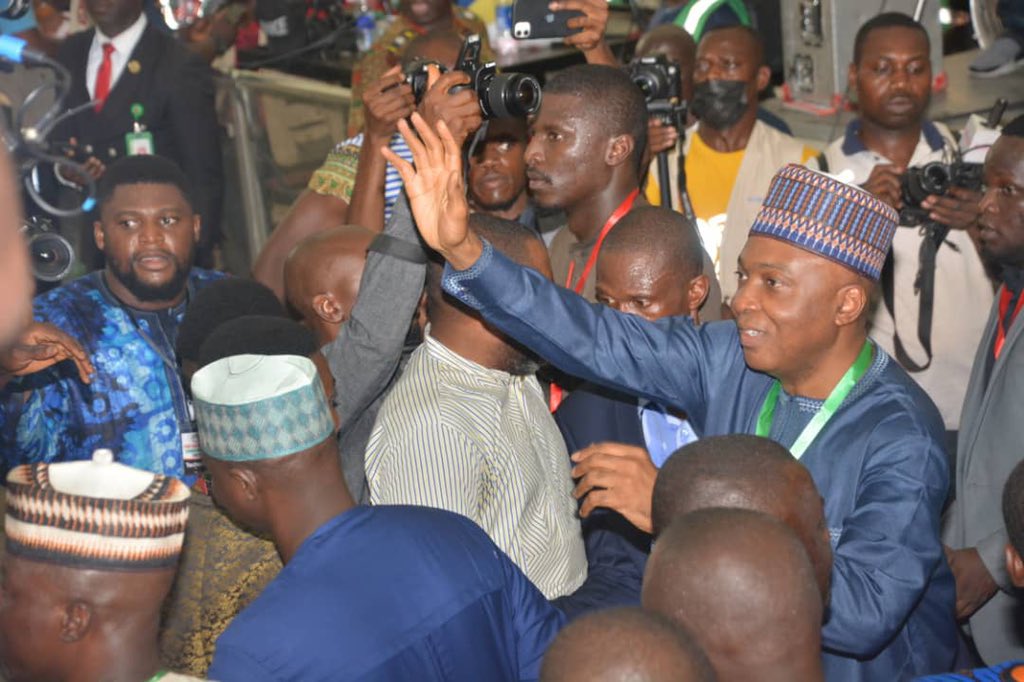 SaharaReporters's tweet image. #PDPPrimaries RESULT: Ex-Senate President Bukola Saraki scores 70

#PDPPresidentialPrimaries #PDPDecides 
FOLLOW LIVE: bit.ly/3NLbF25