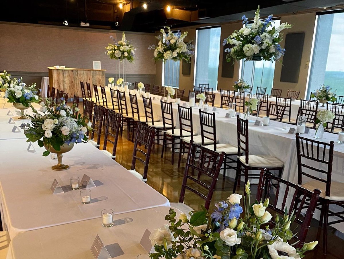 GreatExpKy's tweet photo. Happy Wedding Day Stephanie &amp; JP!  #lexingtonweddingdesigner 
#lexingtonweddingflorist @themaneonmain https://t.co/4rBudVngVH