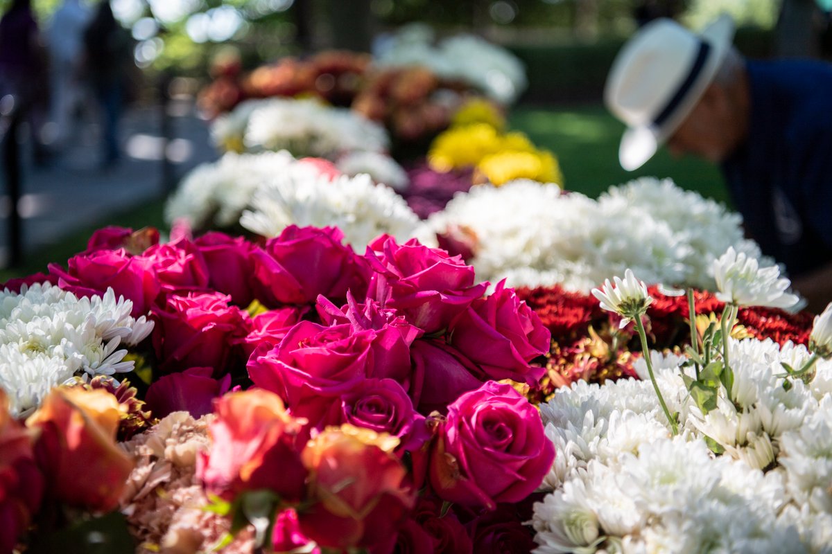 Thank you to everyone who came out today for the inaugural Flowers of Remembrance Day. Visitors were given the opportunity to cross the plaza and place a flower in front of the Tomb of the Unknown Soldier to honor those who sacrificed their lives for our country.

#HonorThem
