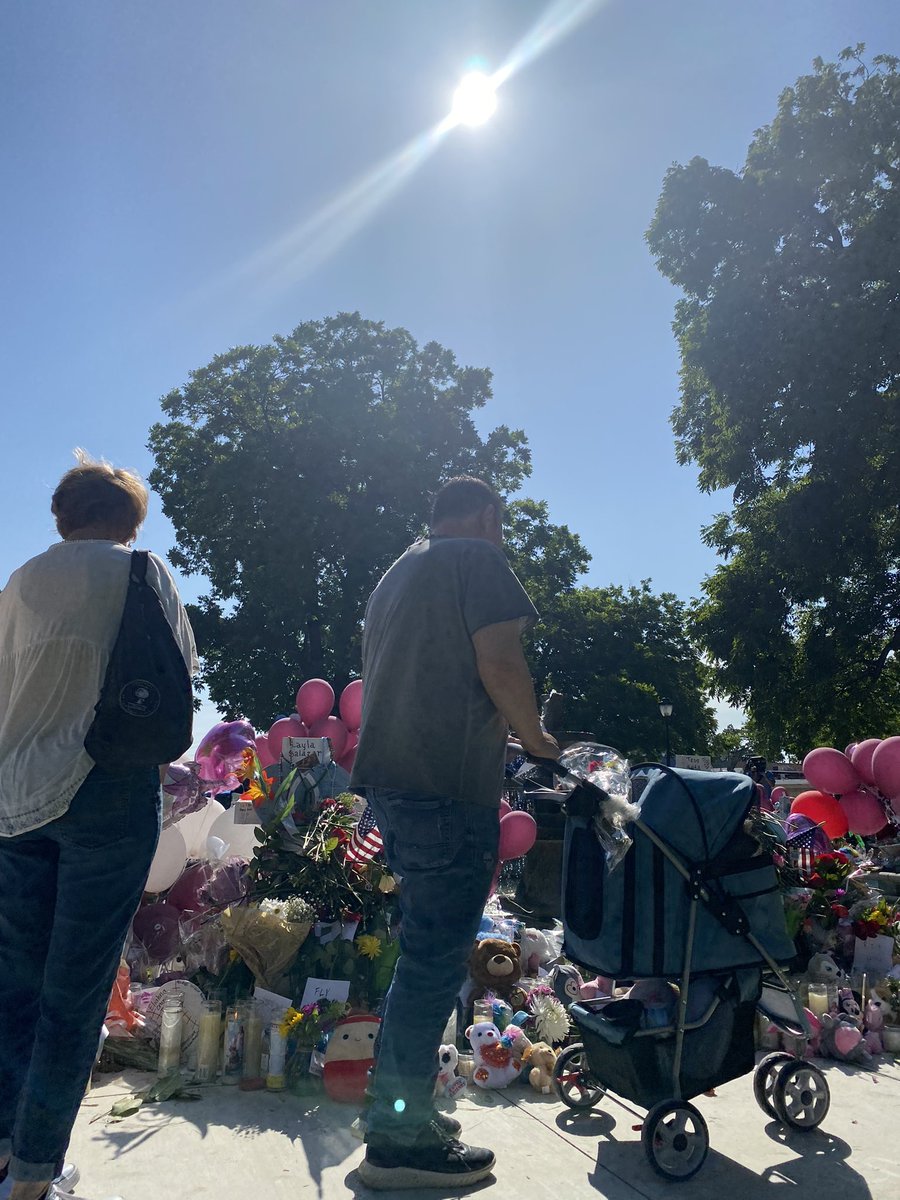 RickMeyer_Photo's tweet photo. Pictures from the growing memorial in Uvalde, Tx #UvaldeStrong #kens5 #ksdk https://t.co/KkYpLxrpXf