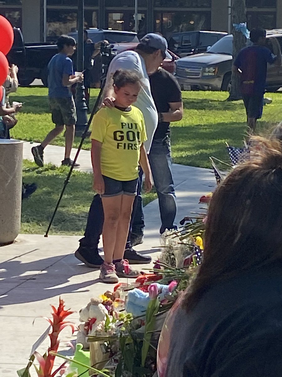 RickMeyer_Photo's tweet photo. Pictures from the growing memorial in Uvalde, Tx #UvaldeStrong #kens5 #ksdk https://t.co/KkYpLxrpXf