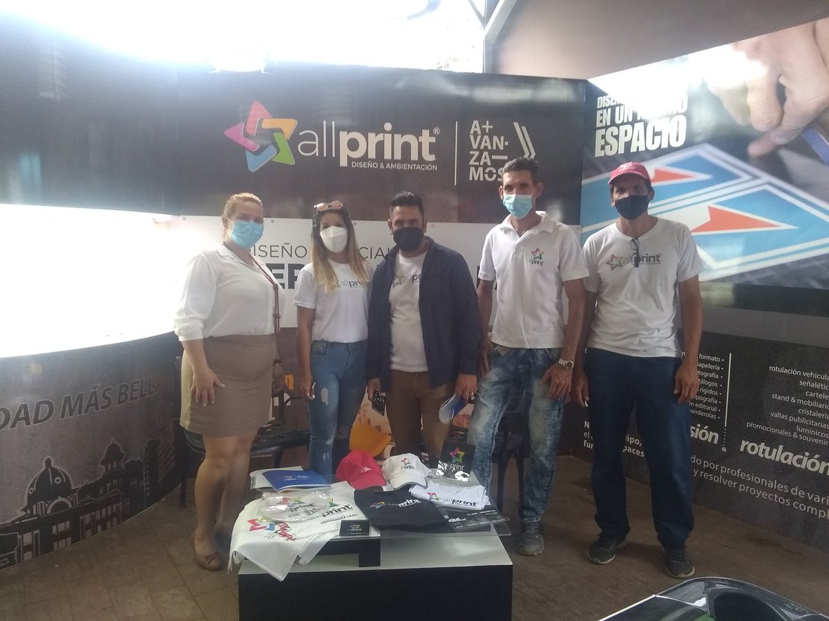 bandeccfgos's tweet photo. #Expoferia2022 en Cienfuegos
#BandecCienfuegos 🤝 #allprint cliente trabajador por cuenta propia, actualmente aprobada su solicitud para emprender como Mipyme.
#Bandec estrechando relaciones con los nuevos actores económicos.
#DesarrolloLocal #Cienfuegos https://t.co/oZcoggi3V5