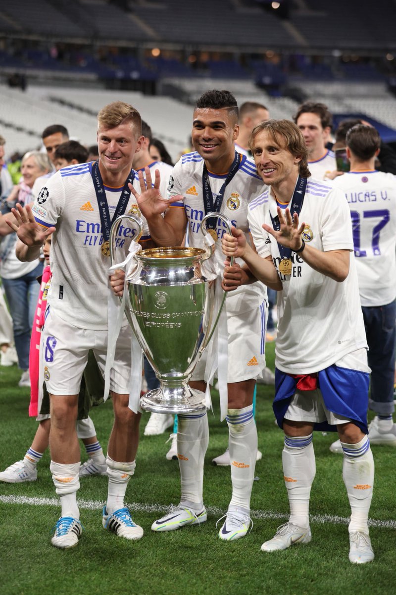 Trio MCK dengan trofi #UCL ke-5 mereka 🏆🏆🏆🏆🏆