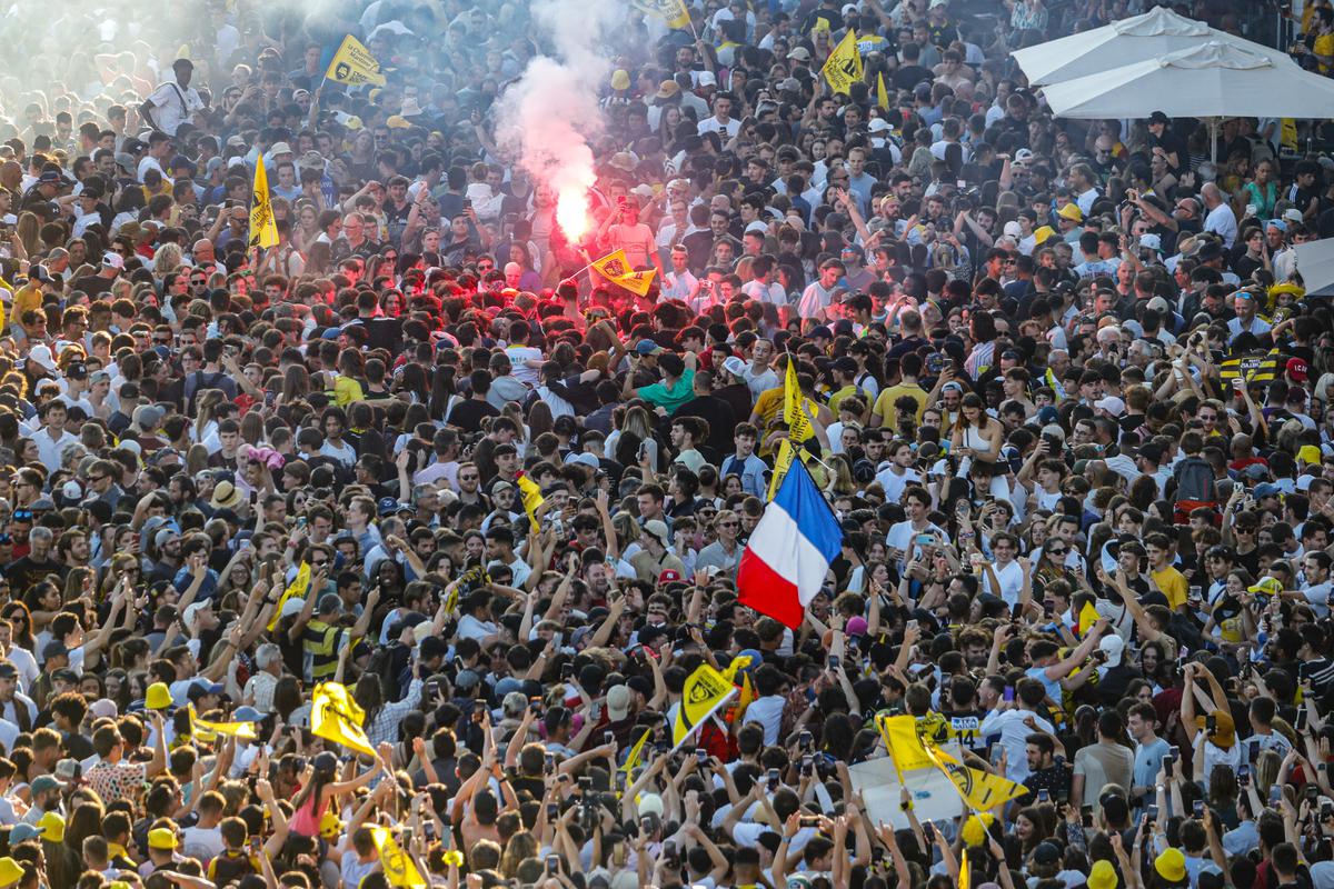 icilarochelle's tweet photo. EN IMAGES - La folie s'empare de La Rochelle après le premier titre de champion d'Europe @staderochelais @AggloLR @ChampionsCup_FR #FievreSR
🟡⚫💛🖤🏆👏👊🔥

➡️https://t.co/BlIA09ngIU https://t.co/amUqhvLtpw