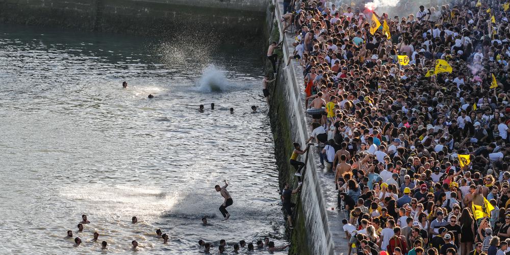 icilarochelle's tweet photo. EN IMAGES - La folie s'empare de La Rochelle après le premier titre de champion d'Europe @staderochelais @AggloLR @ChampionsCup_FR #FievreSR
🟡⚫💛🖤🏆👏👊🔥

➡️https://t.co/BlIA09ngIU https://t.co/amUqhvLtpw