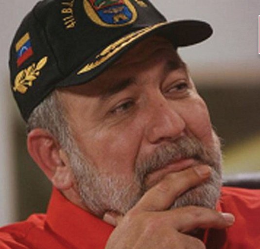 #AmericaSomos Mario Silva y la hojilla no te lo pierdas <a href="/NicolasMaduro/">Nicolás Maduro</a> <a href="/MagaGutierrezV/">Magaly Gutiérrez Viña</a> <a href="/Soykarinacarpio/">Karina Carpio</a> <a href="/DraShirleySalud/">Dra. Shirley Hernández</a> <a href="/CarlosMRevenga/">@ CARLOS MORALES PSUV</a> <a href="/micuccig/">#ComandoTuitero</a> <a href="/mijo1605/">Mijo1605</a> <a href="/conquistadorhjr/">Henry Revilla</a> <a href="/jcy126kerubin/">Juan Kerubin 🇻🇪🇳🇮🇨🇺🇷🇺🇨🇳Z😇🤬</a> <a href="/1412Yolis/">💋YolysParra💋#Psuv|🇻🇪🇨🇺🇨🇴🇷🇺53.7K</a> <a href="/quiskillosa/">Quiskillosa</a> <a href="/Titomara4/">Titomara🌐</a>