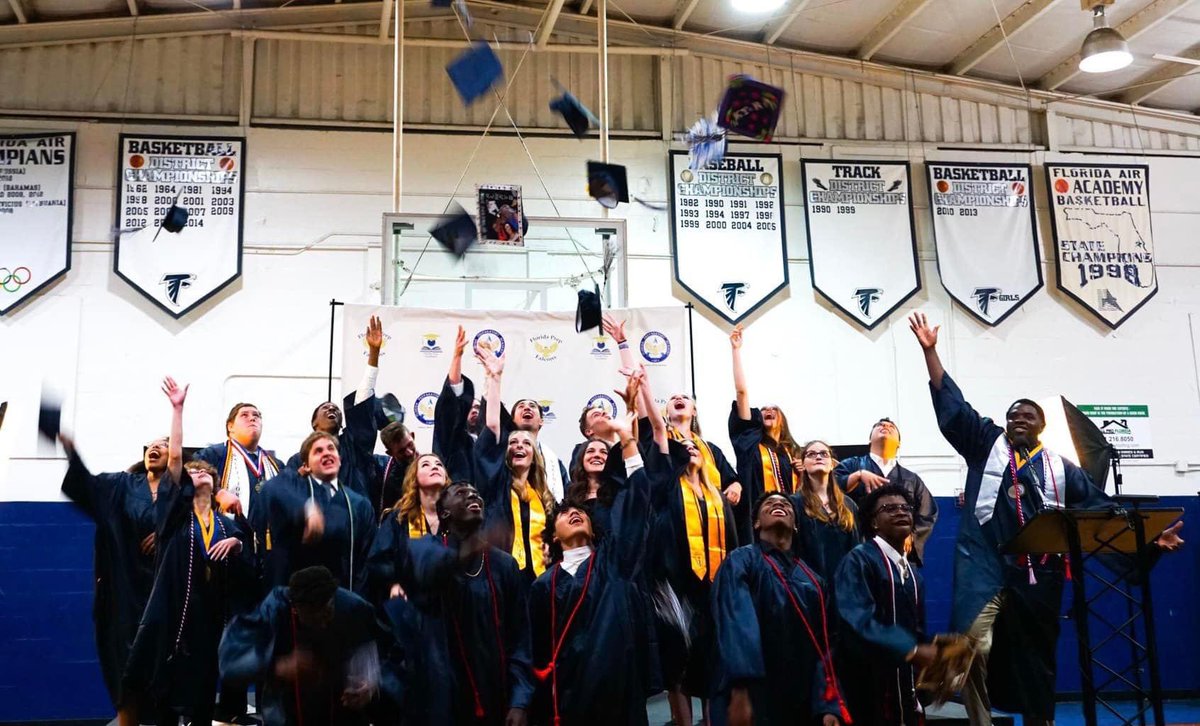 FloridaPrepNews's tweet photo. Congrats to the #flprepclassof2022 ! 🥳🎉 https://t.co/7vXX9PV0Ro