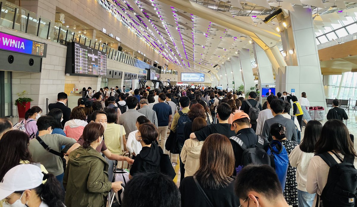 여러분, 올 여름엔 국내선이라도 김포공항에 두 시간 전에 도착하시길 권해 드립니다. 왜냐구요? 저도 알고 싶지 않았습니다.

아직 본격적인 성수기는 시작도 안했는데ㅋㅋㅋㅋㅋㅋㅋㅋ