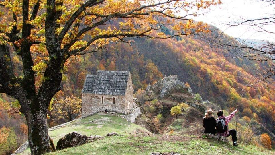 bosnolog's tweet photo. Na današnji dan 1463. u osmanske ruke pao je Bobovac, a "pred očima svijeta je izgorjelo jedno ugledno kraljevstvo". Sve dok letimo hiljade kilometara da obiđemo topkapije, dolmabahče, i hofburge, a štedimo auto da pređe 10 km makadama za Bobovac, nema tu šta dalje pričati. ⚜️ 🤴 https://t.co/QN3G5VMt7W