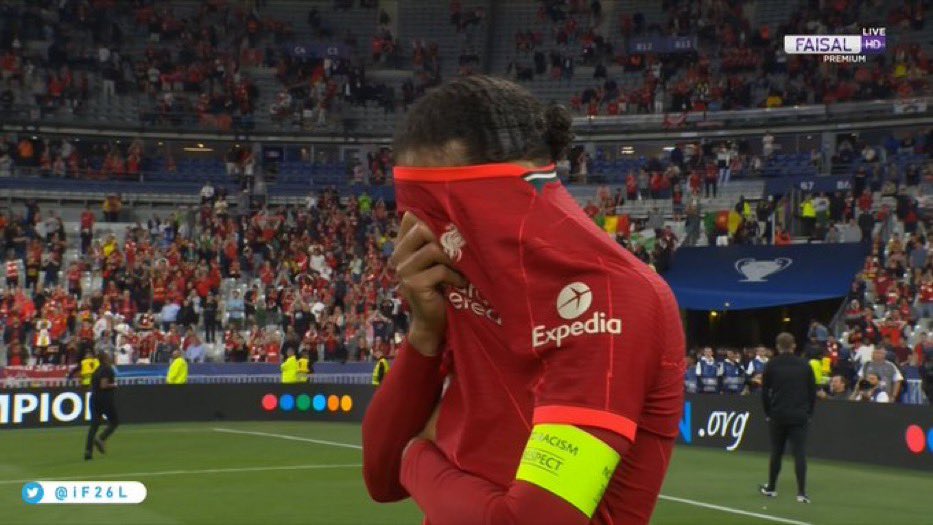 مخبي ابتسامته لان ما حد راوغه