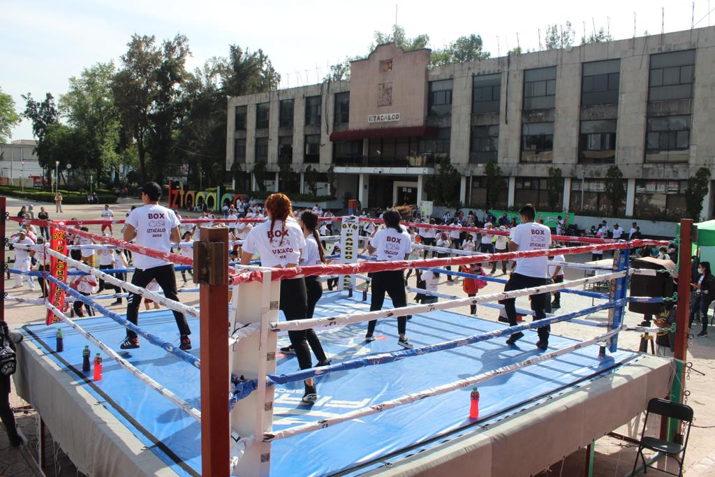 A_QuinteroMX's tweet photo. Así nos preparamos en #Iztacalco para la #MegaClasedeBox en la que miles de habitantes de nuestra #CDMX romperemos el #RécordGuinness en el #Zócalo el próximo 18 de junio #PontePila https://t.co/jrPLs6wiXg