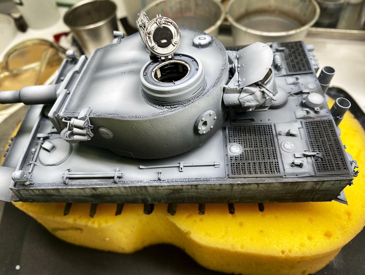 ScalemodelTankn's tweet photo. ブラックアンドホワイトの下地塗装が終わったので、メインカラーの白をエアブラシする前に5種類のグレーのアクリルで事前ウェザリングをしています。つづき
#TigerIE
#TigerI
#PanzerkampfwagenVI
#TigerlEInitial
#ティガーI極初期
#6号戦車 https://t.co/mE8rNRfAtQ