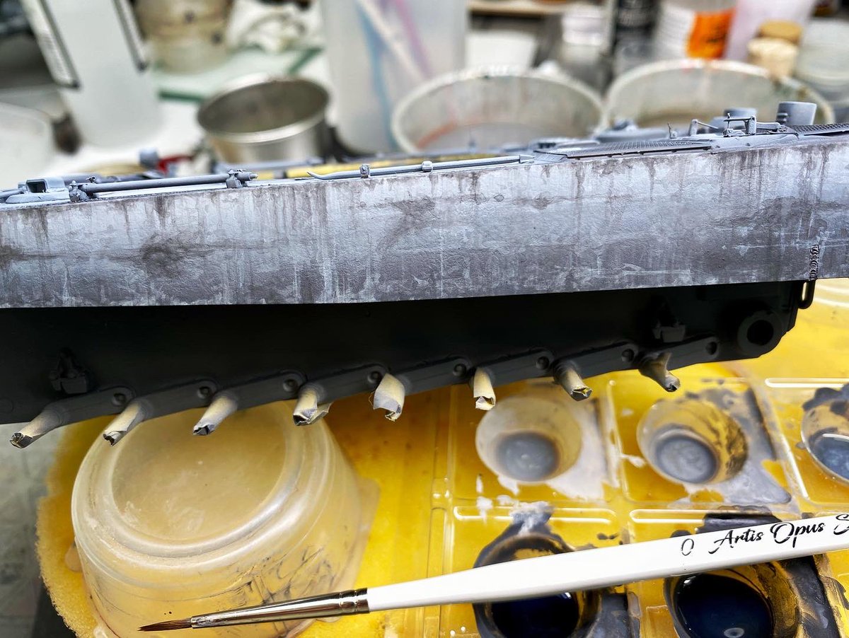 ScalemodelTankn's tweet photo. ブラックアンドホワイトの下地塗装が終わったので、メインカラーの白をエアブラシする前に5種類のグレーのアクリルで事前ウェザリングをしています。つづき
#TigerIE
#TigerI
#PanzerkampfwagenVI
#TigerlEInitial
#ティガーI極初期
#6号戦車 https://t.co/mE8rNRfAtQ