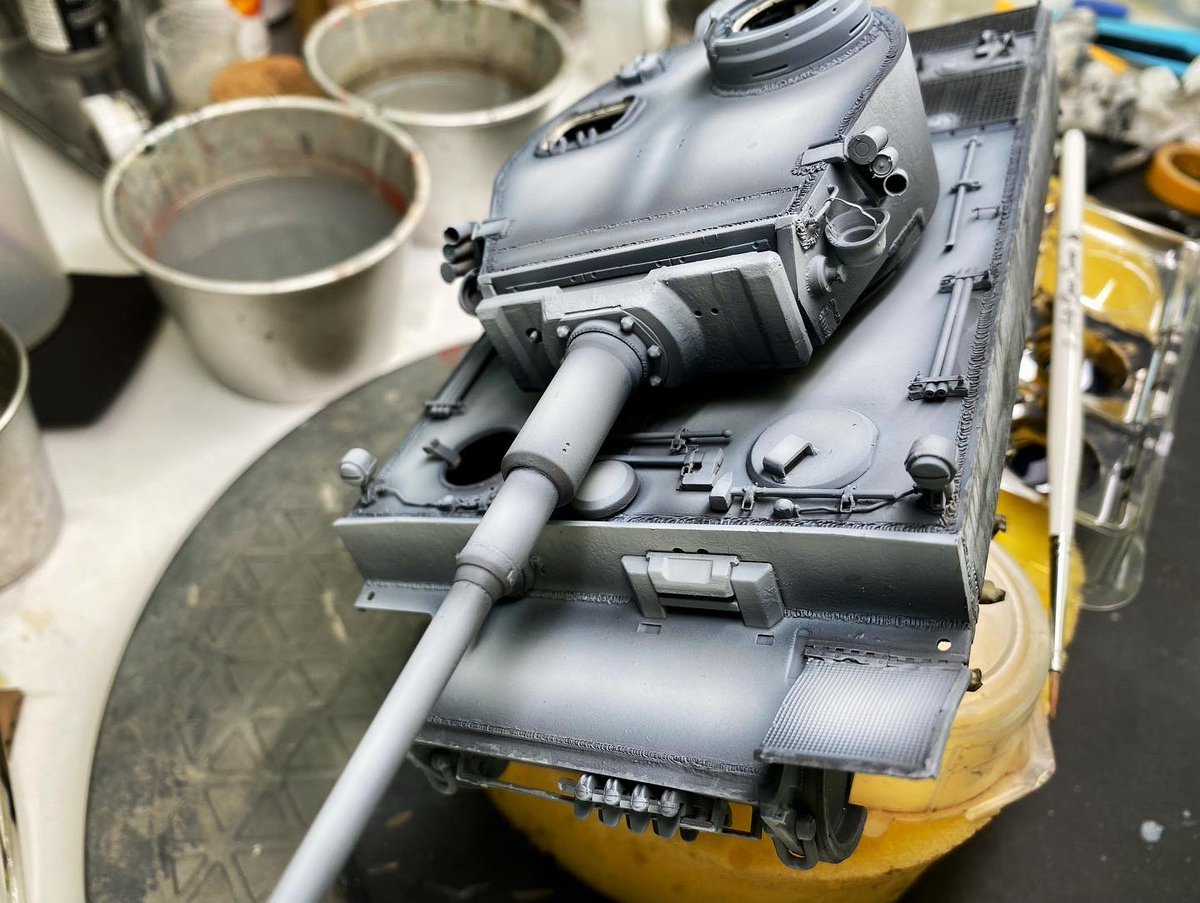 ScalemodelTankn's tweet photo. 白を吹いた時に下から浮き出てくる染みや小傷や雨垂れの質感を期待しています。 何よりもメインカラーを塗装し終わった後の本格的なウェザリングの手がかりになってくれると思います。
#TigerIE
#TigerI
#PanzerkampfwagenVI
#TigerlEInitial
#ティガーI極初期 https://t.co/4YSUwp6Njh