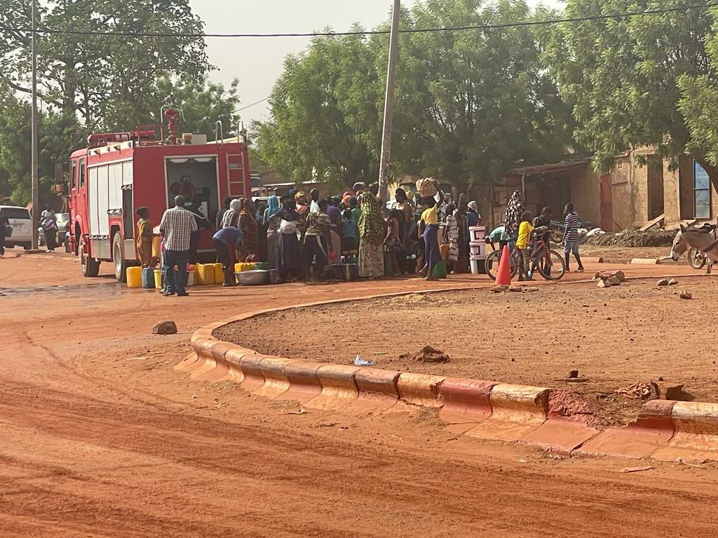KassimTraor1's tweet photo. Ce matin la ville de sevare et Mopti est secourue en eau par les sapeurs pompiers Après trois jours sans courant ni eau https://t.co/YPWcjyVGFn