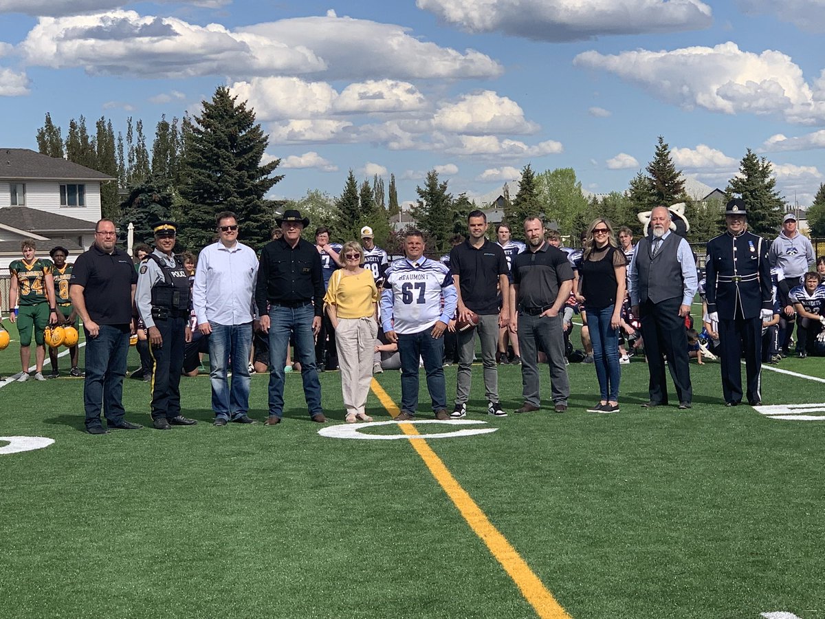 kwyeg's tweet photo. A great afternoon to be in @T4XBeaumont with @wchoy74 @jeffacker @MayorBoersma to celebrate the grand opening of the new football field with Mayor Daneliuk and residents of Beaumont. What a fantastic multi-purpose field! #yegmetro #community #ourfutureourregion https://t.co/jPZkmUvQgY
