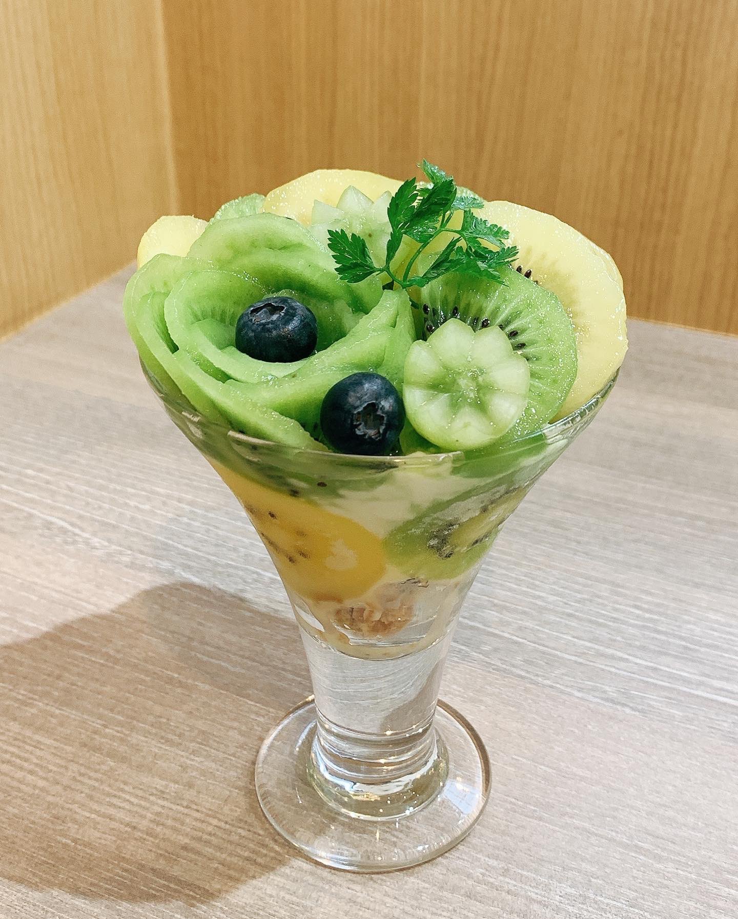 東京桃果 キウイパフェ ビタミン豊富な2種のキウイをパフェにしました たっぷり2個分 ゼスプリ キウイ パフェ 東京桃果 T Co 78t08orhcc Twitter