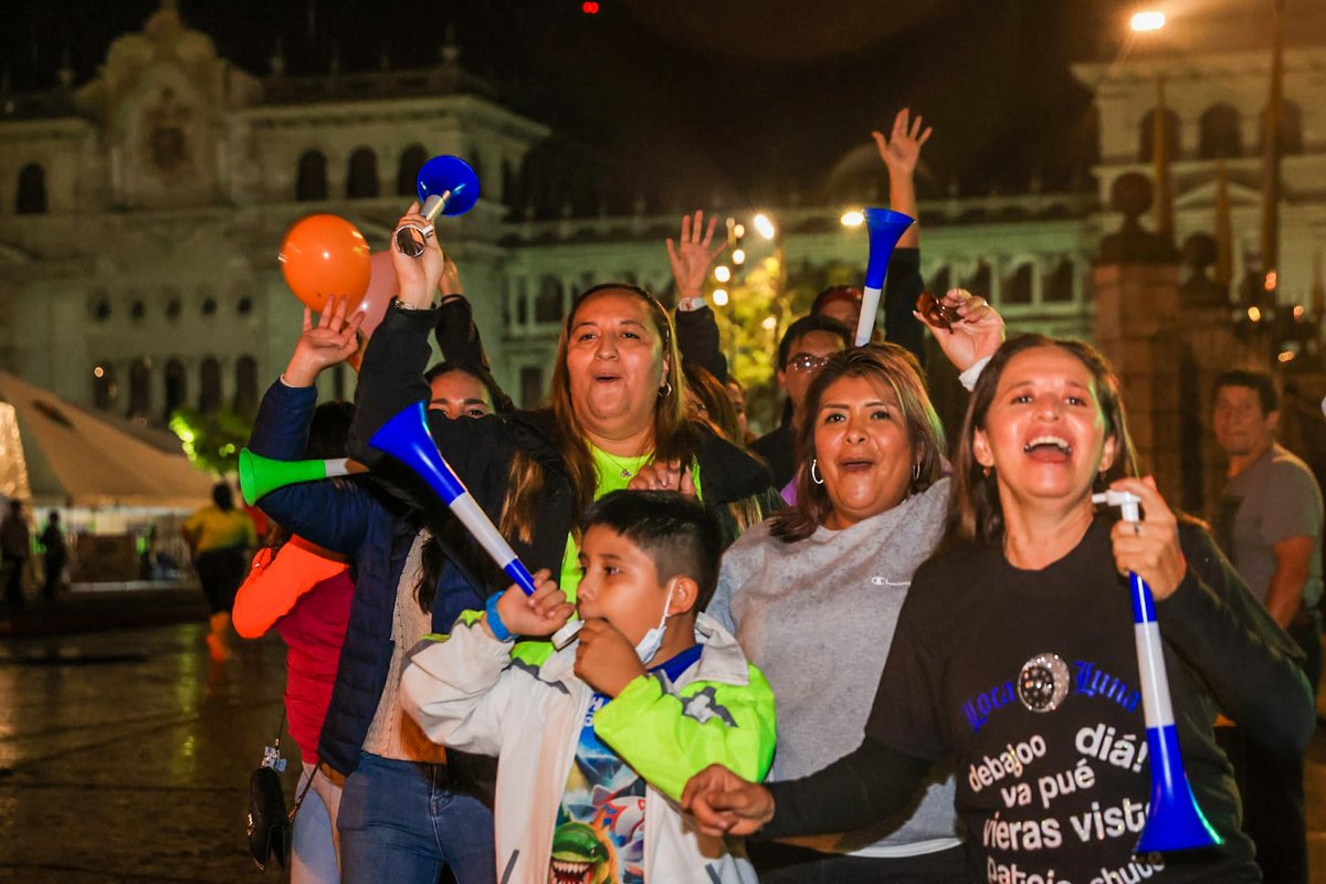 ¡Banderazo de salida por el Alcalde de la ciudad, <a href="/RQuinonezL/">Ricardo Quiñónez</a> y la boxeadora Andrea Micheo!

Estamos viviedo una noche llena de alegría y energía junto a los vecinos.

¡Vive la Ciudad en la <a href="/10KMuniGuate/">10KMuniGuate</a>!

#CorreLaFiesta