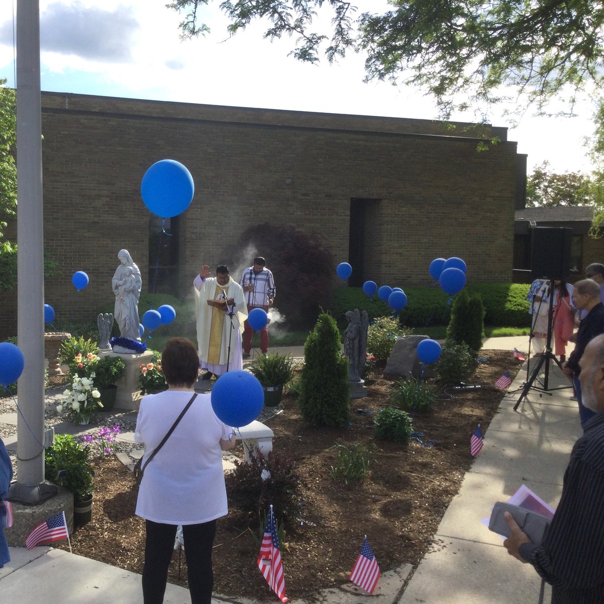 StMaryJoy's tweet photo. To honor the end of the Month of Mary, we blessed our newly remodeled “Garden of Joy.” 
#StMaryCOOJ #monthofmary #blessedvirginmary #stmary #catholicchurch #aod #unleashthegospel #marygarden https://t.co/paQrp6Szch