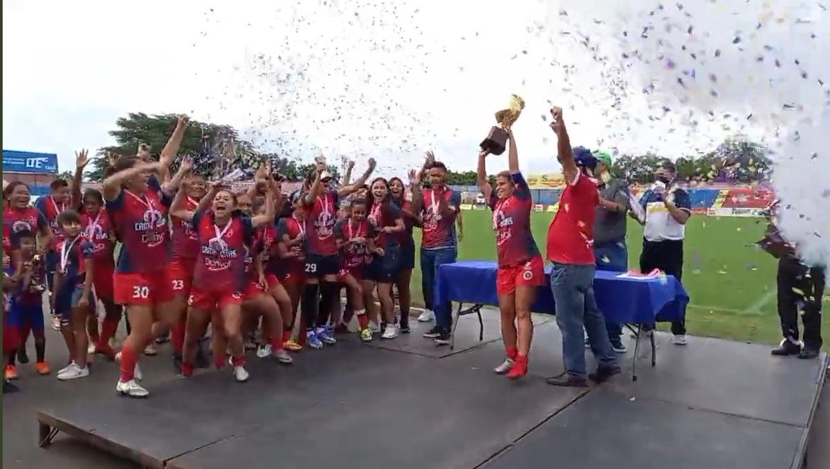 SoyDelRojo94's tweet photo. TIGRILLAS CAMPEONAS 🏆❤️💙 Gracias por esta alegría.

¡VIVA CLUB DEPORTIVO FAS! https://t.co/0AzxgIc9VV