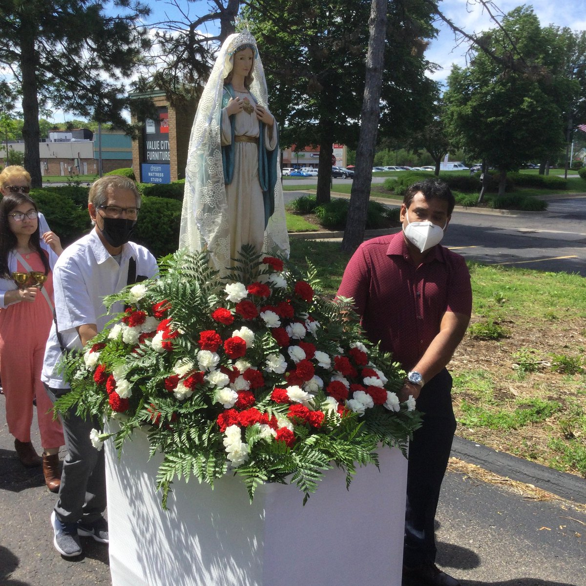 StMaryJoy's tweet photo. Our Marian Procession to close out May, the Month of Mary. It was a wonderful day to pray the rosary while walking around our property and down Wayne Road.
#StMaryCOOJ #nankinfamilyofparishes #archdioceseofdetroit #familyofparishes #marianprocession #rosary #rosaryinpublic https://t.co/YHyWPpk04J