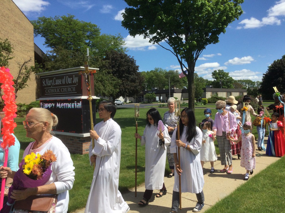 StMaryJoy's tweet photo. Our Marian Procession to close out May, the Month of Mary. It was a wonderful day to pray the rosary while walking around our property and down Wayne Road.
#StMaryCOOJ #nankinfamilyofparishes #archdioceseofdetroit #familyofparishes #marianprocession #rosary #rosaryinpublic https://t.co/YHyWPpk04J