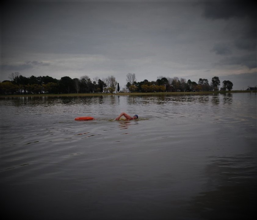 AbrazoAlAlma's tweet photo. Foto Alejandro Miguel Labaronne. Laguna de Todos los Santos, Santos Perrone. Agua a 11 grados.
25 de Mayo.
#Natacion #AguasAbiertas #AguasFrias #swimming https://t.co/LqnacSEYms