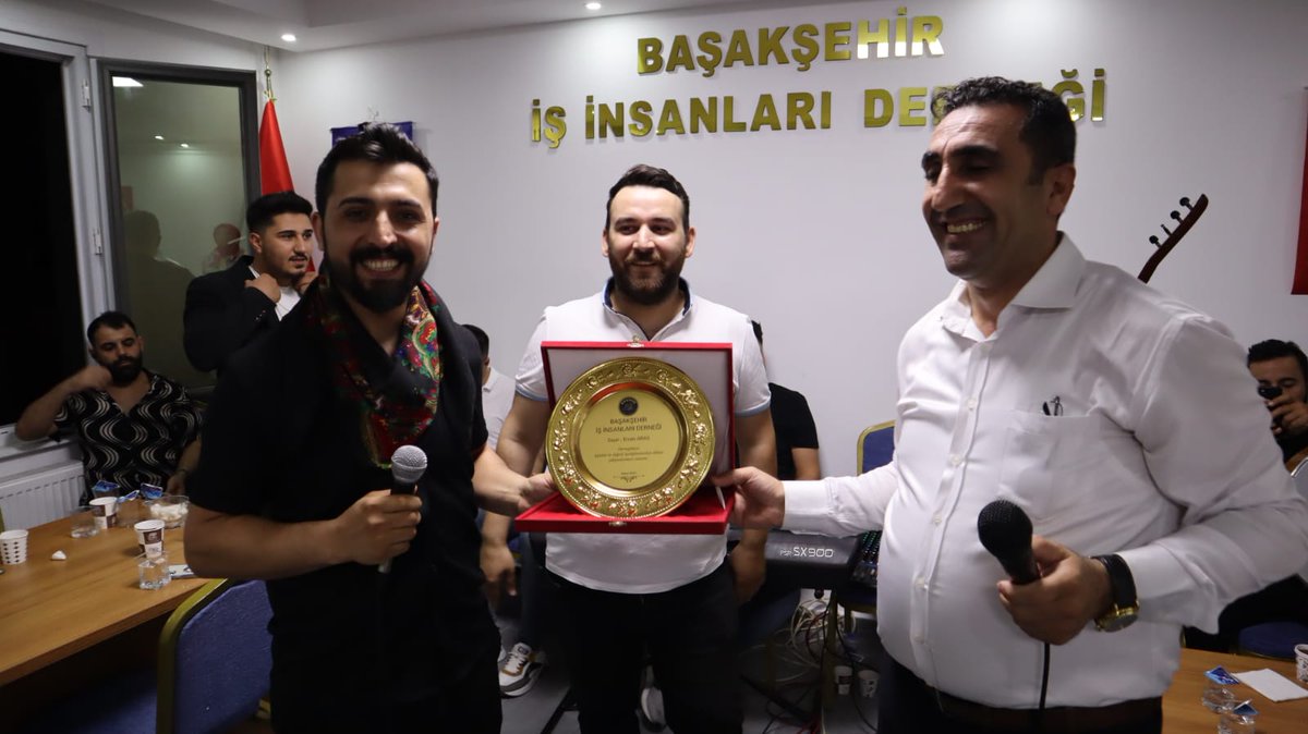 BasiderD's tweet photo. Sanatçılar:
 #GrupRoj
(Yaver ve Harun), #İsmetJiyan, 
#ErcanAras, 
#AyhanÇoban, 
#SerkanAydemir ve değerli gazeteci @yozgurbulbul 'le can-ı gönülden teşekkür ediyorum. 
BAŞİDER BAŞKANI 
ERGİN KAYA
#başider
#erginkaya
#kayalargrup @ferengizhaber @ozgur_marmara @BasaksehirPosta https://t.co/DO5iL8V7om