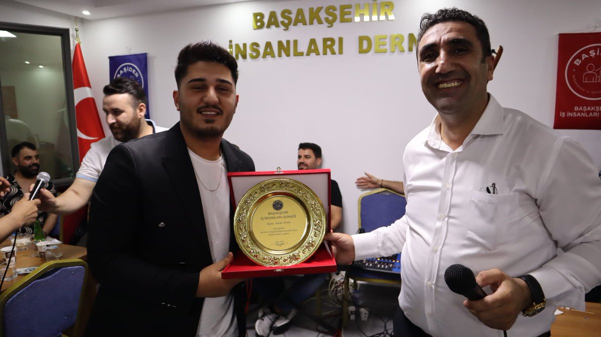 BasiderD's tweet photo. Sanatçılar:
 #GrupRoj
(Yaver ve Harun), #İsmetJiyan, 
#ErcanAras, 
#AyhanÇoban, 
#SerkanAydemir ve değerli gazeteci @yozgurbulbul 'le can-ı gönülden teşekkür ediyorum. 
BAŞİDER BAŞKANI 
ERGİN KAYA
#başider
#erginkaya
#kayalargrup @ferengizhaber @ozgur_marmara @BasaksehirPosta https://t.co/DO5iL8V7om
