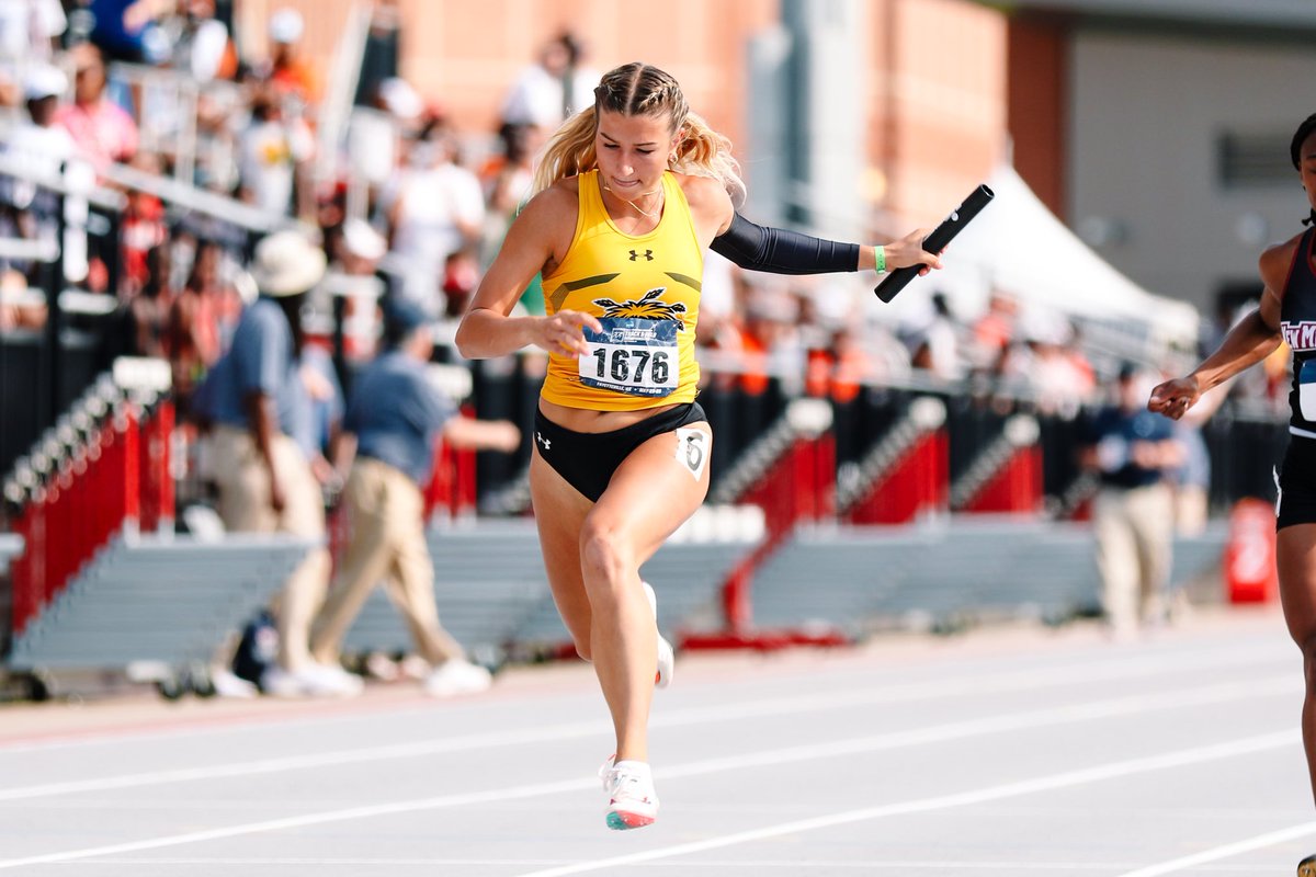GoShockersTFXC's tweet photo. 4x100m relay takes 18th with a 45.43! #watchus https://t.co/F7zbXXo06W