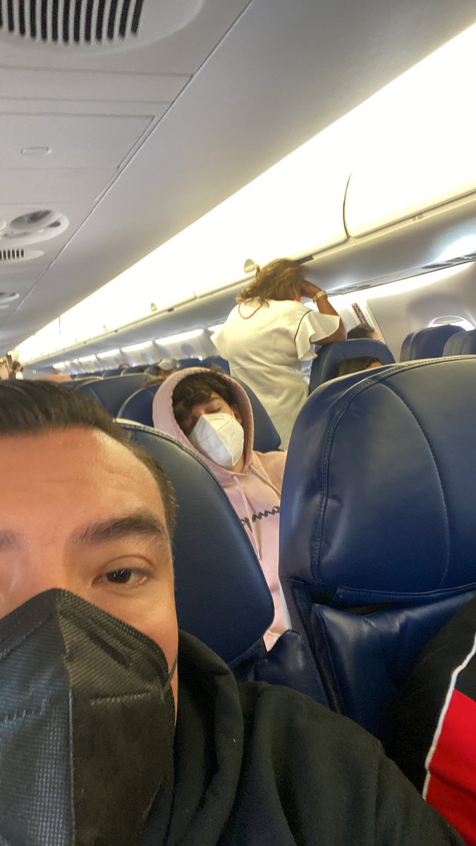 IngeFher's tweet photo. @Aeromexico voy a llorar con la niña que está inconsolable. https://t.co/uzxnSSVIBz