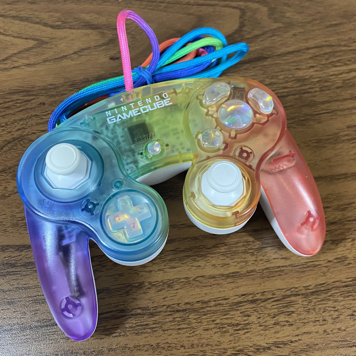 CrystalCactusAZ's tweet image. 🌈🌈🌈GIVEAWAY🌈🌈🌈

I got these sick dichroic buttons from @selst0r and rainbow paracord from @itskillwillson, so I took the leap and tinted my first ever rainbow shell!

To participate, just follow and RT! 

Giveaway ends 6/4

More details about the controller in replies