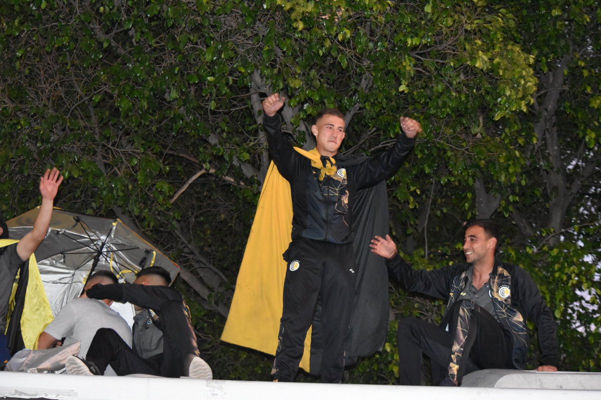 DESDE ARRIBA DEL MICRO SE VE MEJOR A COMU CAMPEÓN!!