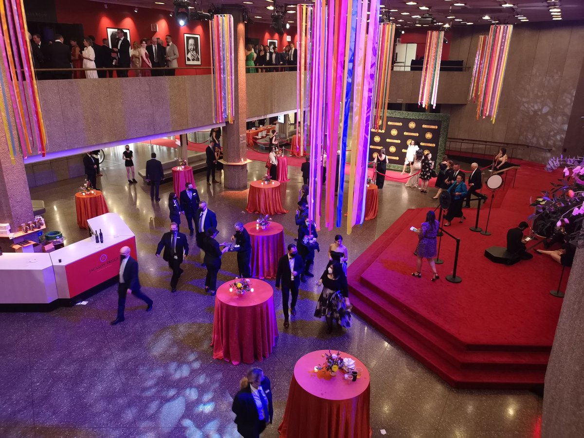 CanadasNAC's tweet photo. The laureates are in the building! If you haven't already done so, make your way to your seats, the show is about to begin! #ggawards https://t.co/LiDigNh8gf