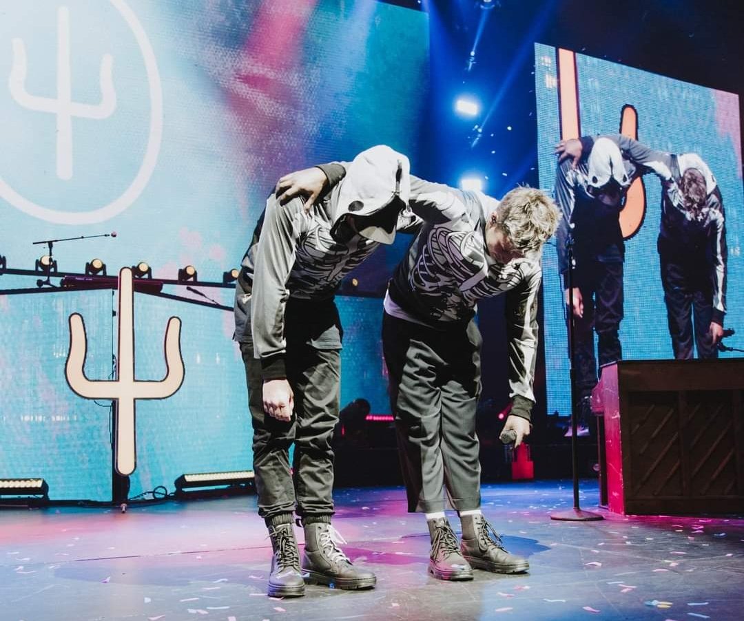 infopilots's tweet photo. HOY! @twentyonepilots tocan en el festival de BottleRock en Napa!

HORARIOS

21:00 PM 🇳🇮🇭🇳🇸🇻🇨🇷🇬🇹
22:00PM 🇲🇽🇪🇨🇵🇪🇵🇦🇨🇴
23:00PM 🇻🇪🇩🇴🇵🇷🇵🇾🇨🇺🇨🇱🇧🇴
00:00 PM🇧🇷(brasilia)🇺🇾🇦🇷
05:00 AM🇪🇦 https://t.co/rSC1JeriXd