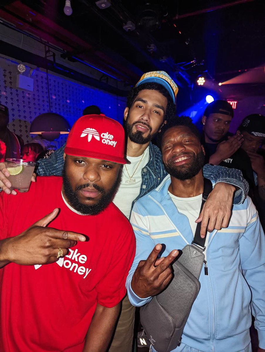 ShawnCaliber's tweet photo. Pulled up to @DubAura’s listening party for #ThisOneIsOnMe last Wednesday at @SNSBar_NY and it was lit! Another win for the town #Harlem https://t.co/DRXzHu1SWb